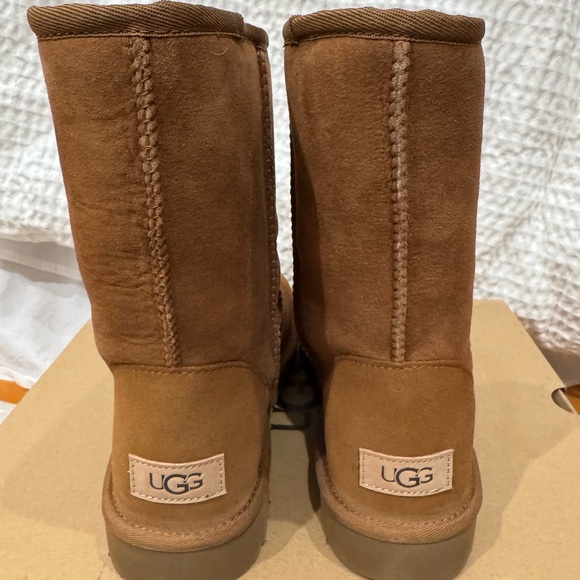 Ugg Classic Short Boots Size 9 - Picture 5 of 11